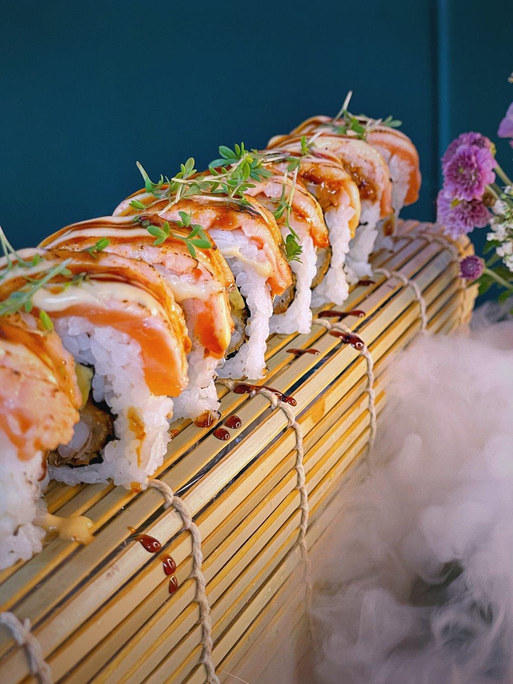 Crunchy Salmon Roll – Inside-Out · 8 St.