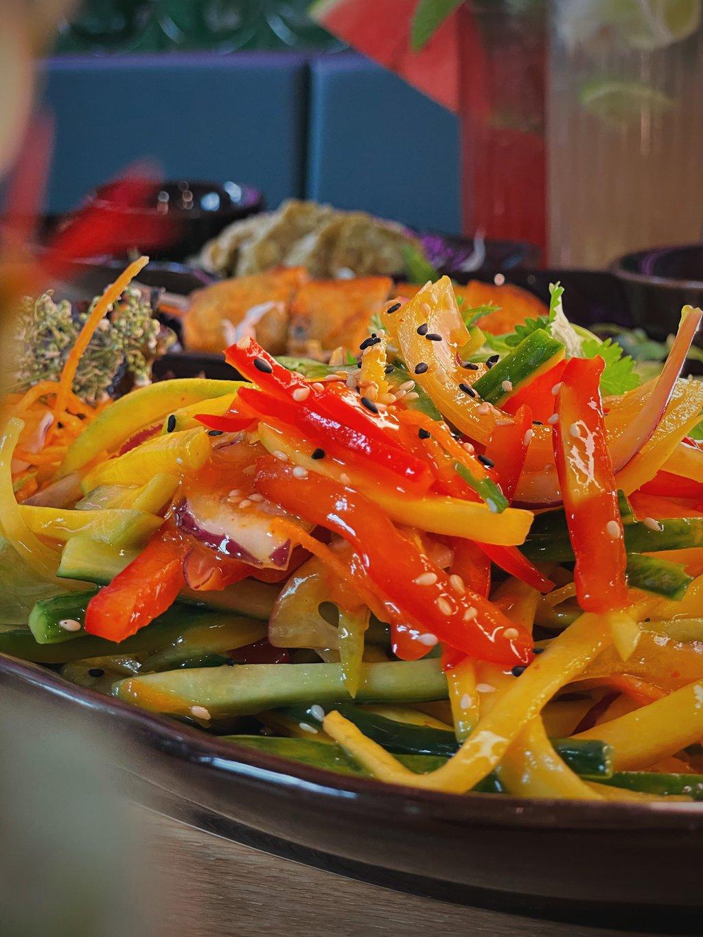 Mangosalat mit Paprika, Sesam und Chili