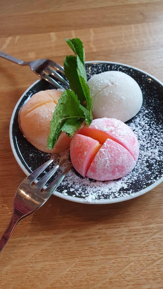 Mochi in drei Farben mit Minze und Puderzucker