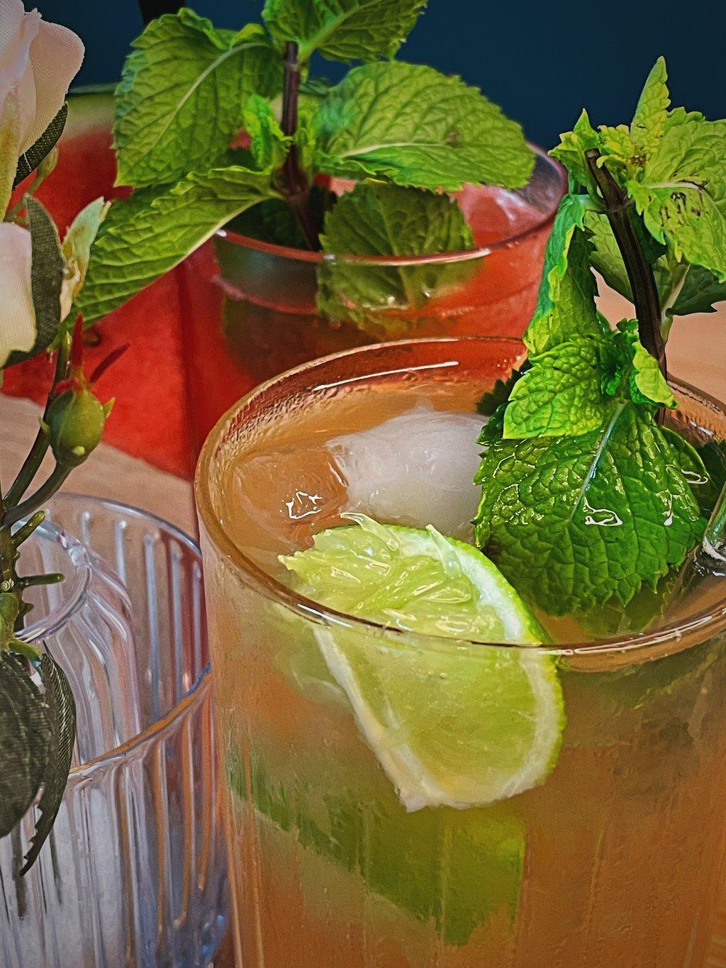 Hausgemachte Cocktails mit Minze und Limette