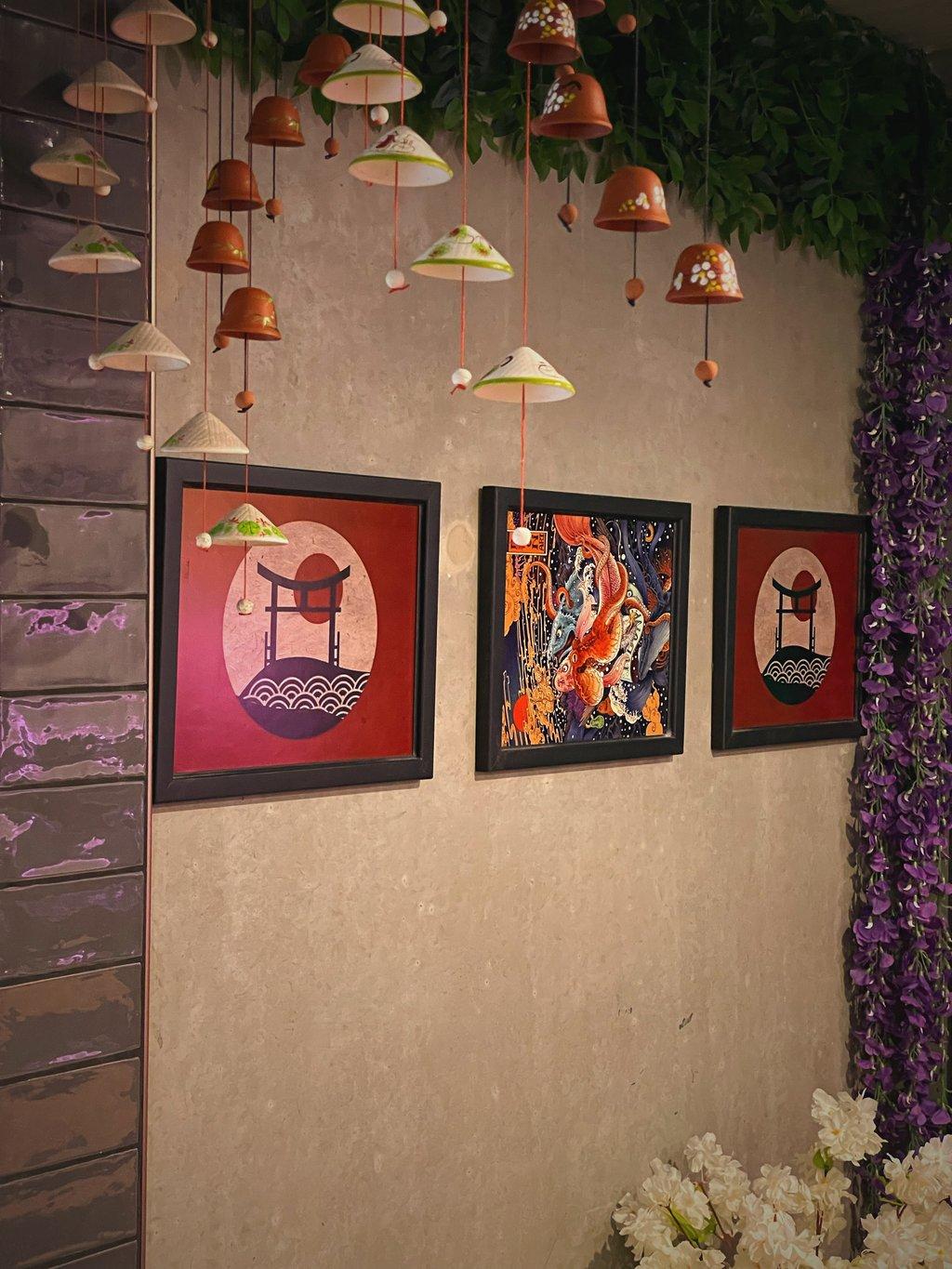Wanddekoration mit hängenden Bambushüten und japanischen Kunstdrucken